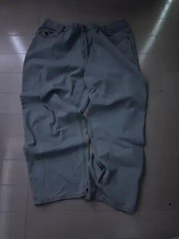 라이트 블루 데님 팬츠 장식 핀 포함