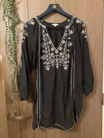 STAR MELA 스타메라 블랙 자수 긴팔 코튼 튜닉