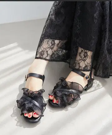 프릴 블랙 샌들 마제스틱 레곤