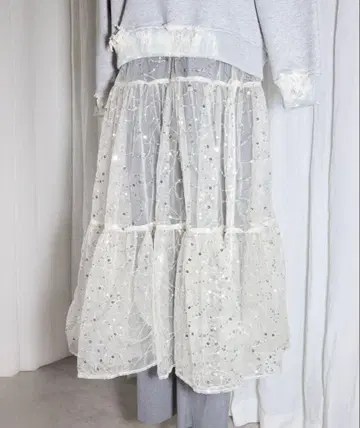 SARA MALLIKA SEQUIN EMBROIDERY 스커트