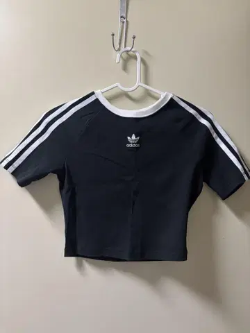 adidas 쓰리 스트라이프 크롭 티셔츠 블랙 s