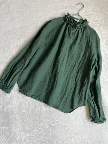 LOISIR 로와즈 그런지 린넨 컷오프 프릴 칼라 블라우스 그린