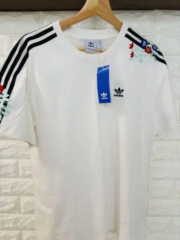 adidas 자수 화이트 T셔츠