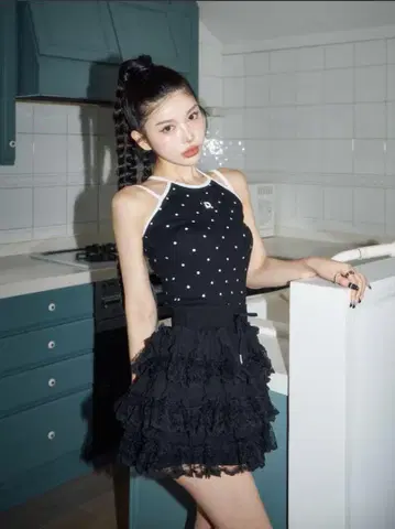 Darich 다리치 파이핑 도트 아메슬리브 탑 블랙