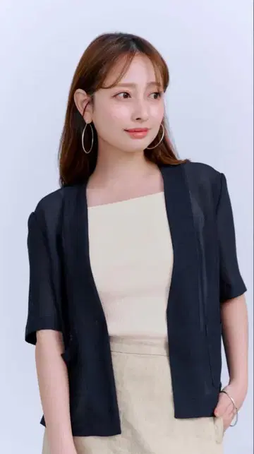 COHINA 코히나 하프 슬리브 노카라 메쉬 자켓