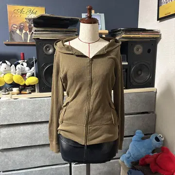 카키색 후드 부착 후드티