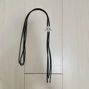 코다 쿠미 코다구미 삼각형 참 포함 루프 타이 목걸이