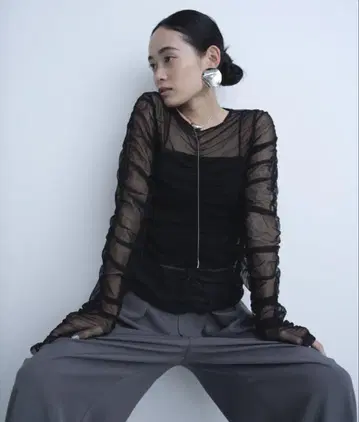 AIC. 블러 도트 튤 개더 상의