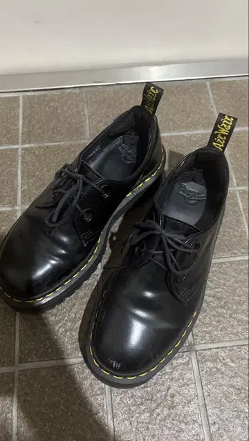 Dr. Martens 블랙 통굽 신발