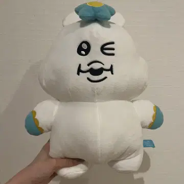 윙크하는 화이트 봉제 인형