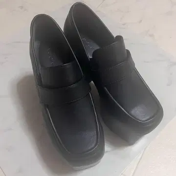 에모다 볼륨 우드 로퍼 블랙