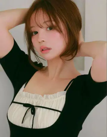 andmary Mew frill tops black