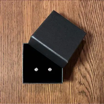 모이사나이트 베젤 세팅 귀걸이 0.5ct