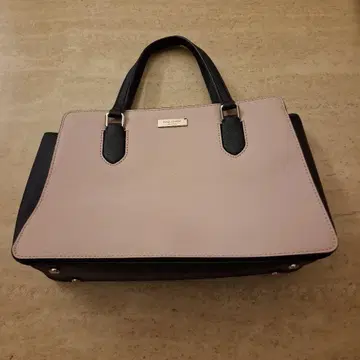 핑크색과 블랙 핸드백