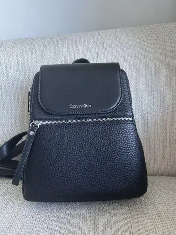 Calvin Klein 블랙 가죽 백팩