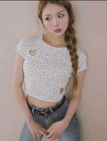 !!! 다리치 하트 오픈 플로럴 T셔츠