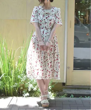 axes femme 체리 로즈 패턴 세일러 원피스