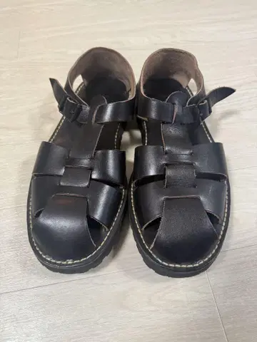 나이젤 케이본, 가죽 구르카 샌들