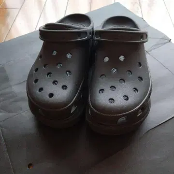 Crocs 클로그 샌들 블랙 통굽입니다
