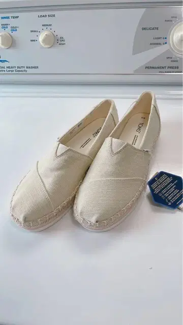 택 포함 새상품 TOMS 크림색 슬립온