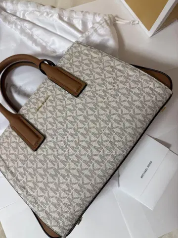MICHAEL KORS 핸드백 LAILA 사첼 스몰