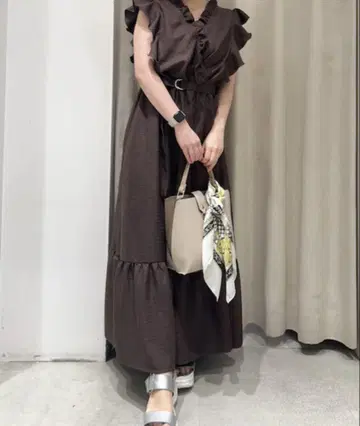 내추럴 꾸뛰르 프릴 카슈쿨 원피스 브라운