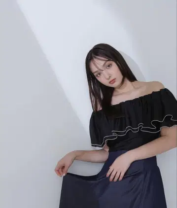 바이컬러 메로우 러플 블라우스 내추럴 뷰티 베이직 오프숄