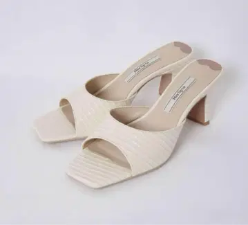 새상품급 herlipto Square-Toe Mules ecru 샌들