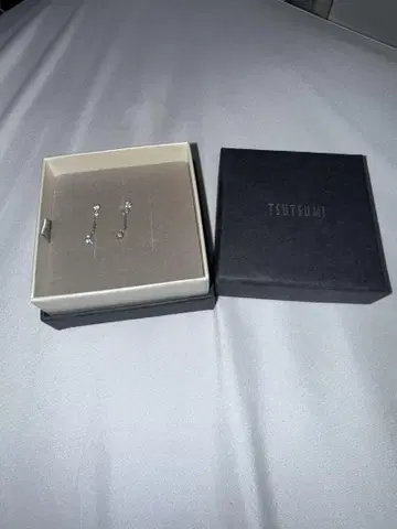 TSUTSUMI 클리어 스터드 귀걸이