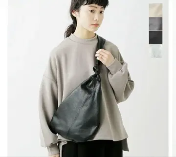 POMTATA CANDY 바디 백 블랙