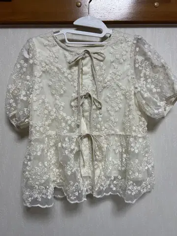 Mordilian 아이보리 레이스 반팔 블라우스