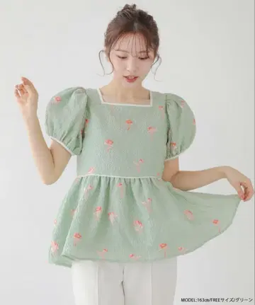[새상품급] Fit more 플라워 자수 퍼프 슬리브 상의