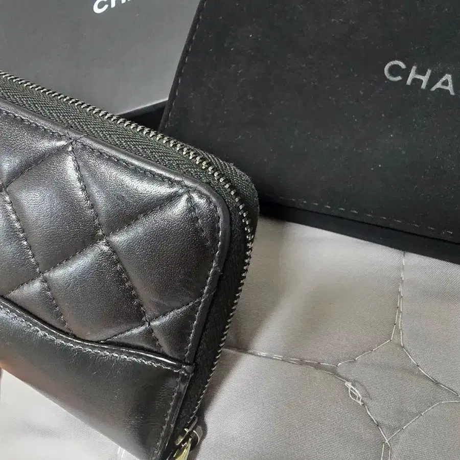 샤넬 가브리엘 지퍼 코인 지갑 램스킨 골드 블랙