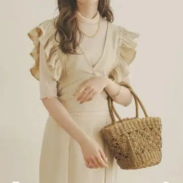 앙브르네쥬 슬리브리스 블라우스 베이지 소매 프릴 V넥