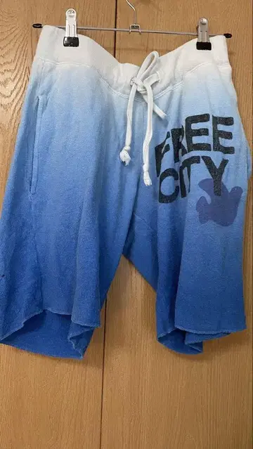 FREE CITY 로고 프린트 스웨트 팬츠 조거 팬츠