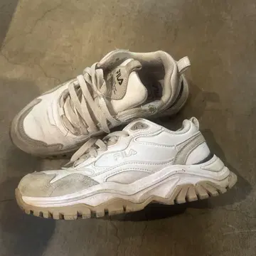 FILA 화이트 스니커즈 중고