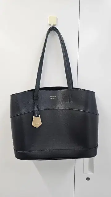 Ferragamo 블랙 가죽 토트백 파우치 포함