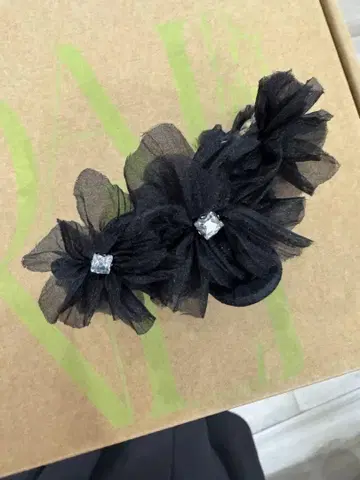 블랙 꽃 모티브 코사지