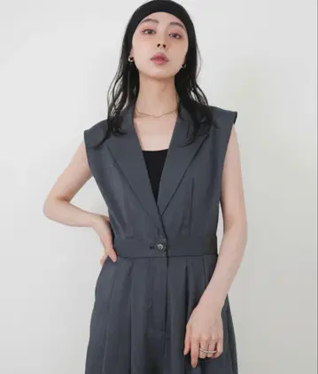 LIAN 테일러드 올인원 차콜 그레이 슬리브리스 올인원