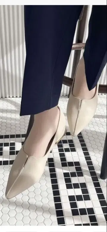 베이지 스틸레토 슬립온