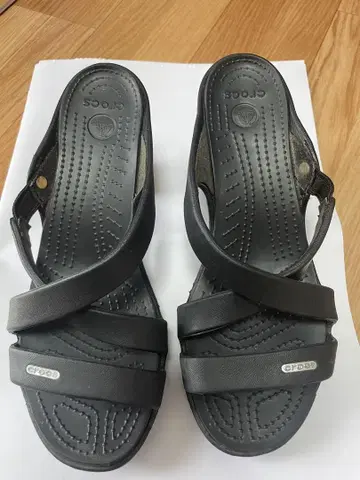 Crocs 크로스 스트랩 힐 샌들 블랙
