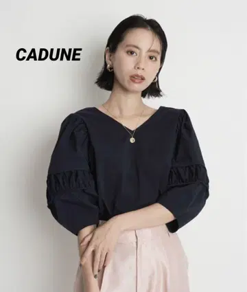 CADUNE 카듀네 볼륨 슬리브 디자인 블라우스