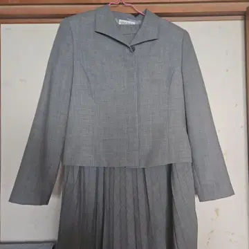 그레이 노카라 재킷과 플리츠 스커트
