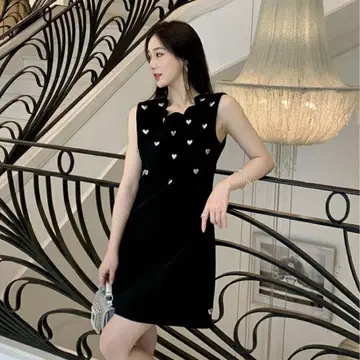 블랙 슬리브리스 드레스 하트 장식