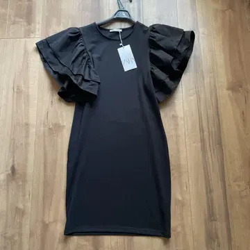 새상품 ZARA 원피스 볼륨 프릴 슬리브 블랙