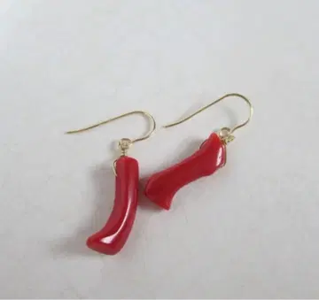 빨간 콘 모양 귀걸이 예쁨