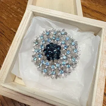 파란색 크리스탈 꽃 모티브 브로치