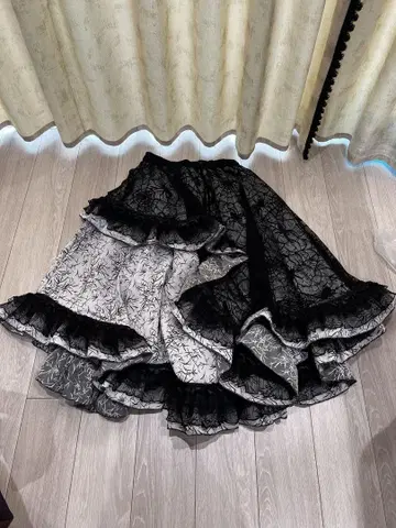 Qutie Flash 거미 프릴 스커트 블랙 x 화이트