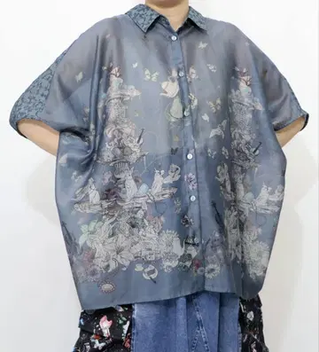 이즈스칼라 552253: 꽃 나비 선 드로잉 프린트 절개 튜닉 셔츠