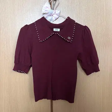 Evelyn 빨간색 펄 장식 옷깃 퍼프 슬리브 니트